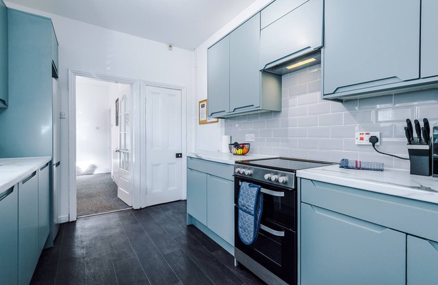 Spacious 3-Bed House in Stoke | Ideal for Business | Long-term discounts