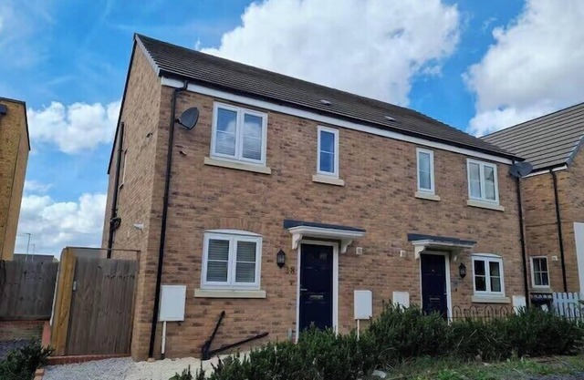 Spacious 3-Bed House - Sleeps 8, Garden & Parking