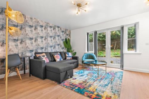 Spacious 3-Bed Home, Parking, Garden, Sleeps 7