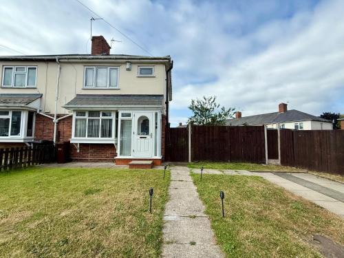 Spacious 3-Bed Home Contractor-Friendly with Parking in Wolverhampton