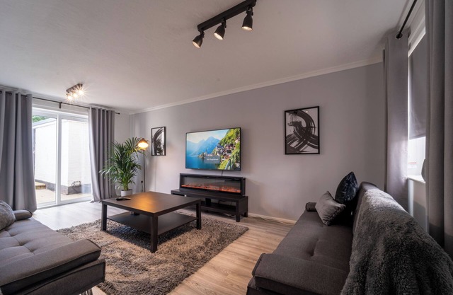 Spacious 3 Bed House, 5mins to HS2/ NEC/Airport.