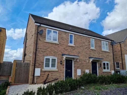 Spacious 3-Bed House - Sleeps 8 Garden & Parking