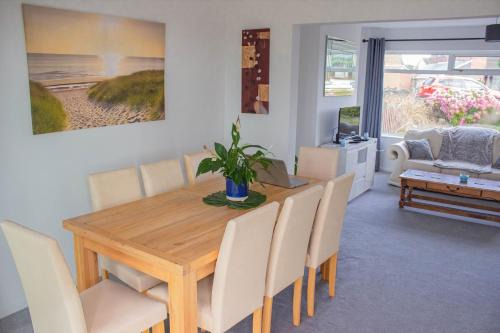 Spacious 3-Bed Retreat Near M4 Swansea