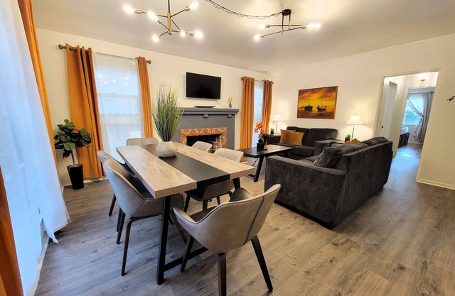 Spacious 3 bedroom apt. Walk to markets, Game console, 10 min to Rodeo Drive!