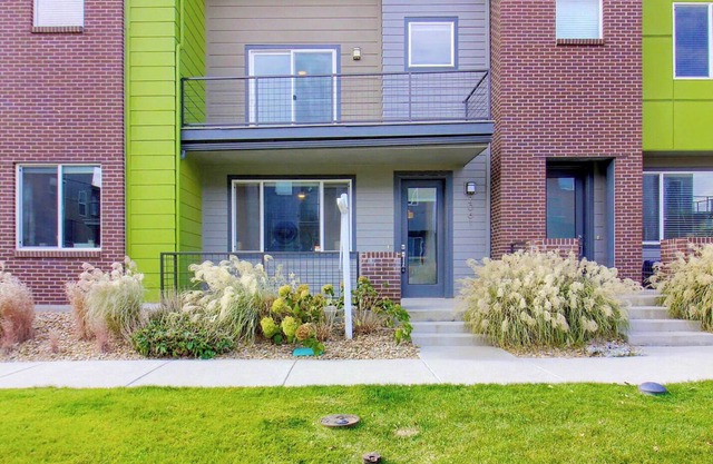 Spacious 3 Bedroom,10 mins to downtown Denver, 25 mins to Boulder w/ WFH setup