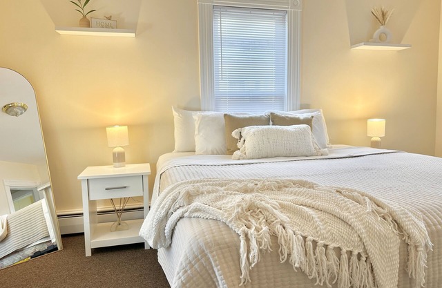 Large, Clean, Modern Minimalist Downtown Apartment!