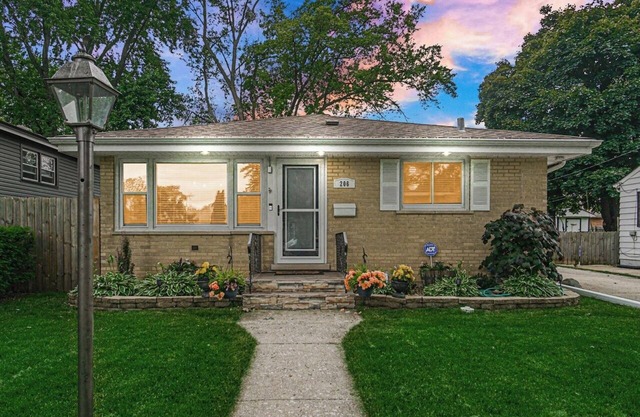 Spacious 3-bedroom apartment with AC,WiFi in charming Bartlett,free washer/dryer