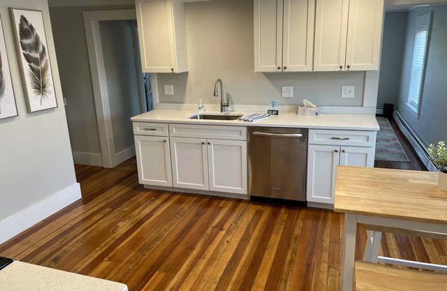 Spacious 3-bedroom apartment in lovely Millis with AC, WiFi
