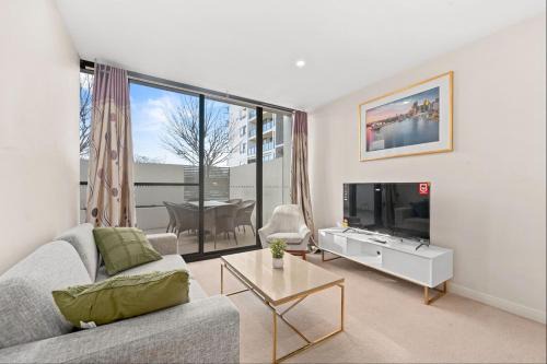 Spacious 3-Bedroom Apartment with Lifestyle Amenities Lyneham