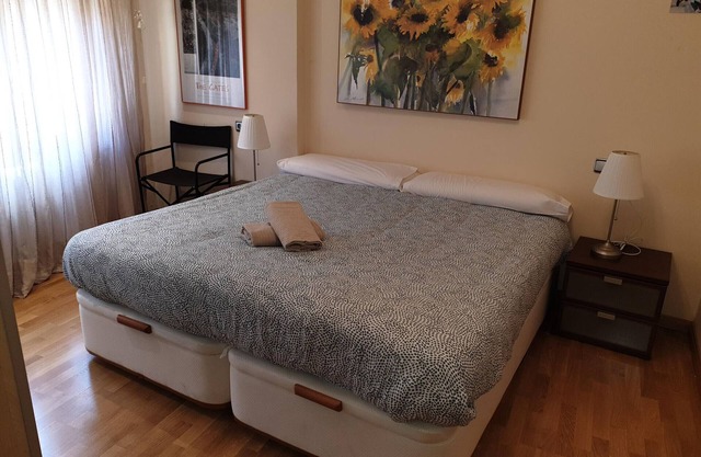 Appartement central à Jaca avec balcon, 3 chambres, 2 salles de bains, parking inclus