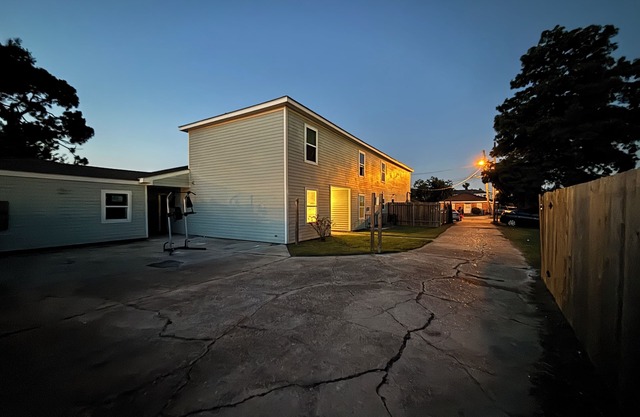 Spacious 3-bedroom corporate apartment with WiFi, AC in lovely Kenner