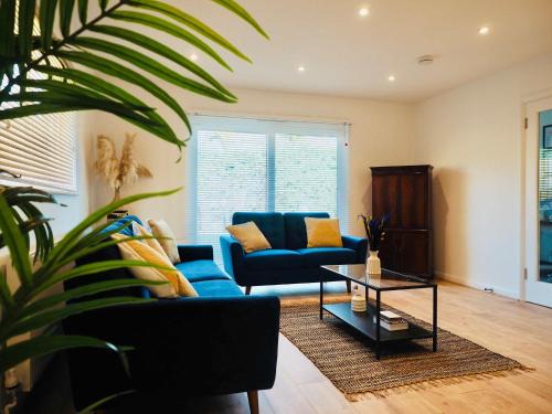 Spacious 3 bedroom Home w Parking in Farnborough