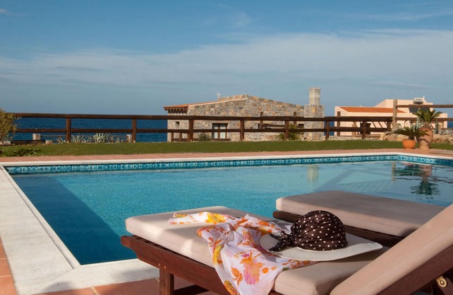 Superbe villa avec piscine privée, vue sur la mer et la montagne, 3 chambres, barbecue, Wifi (E)