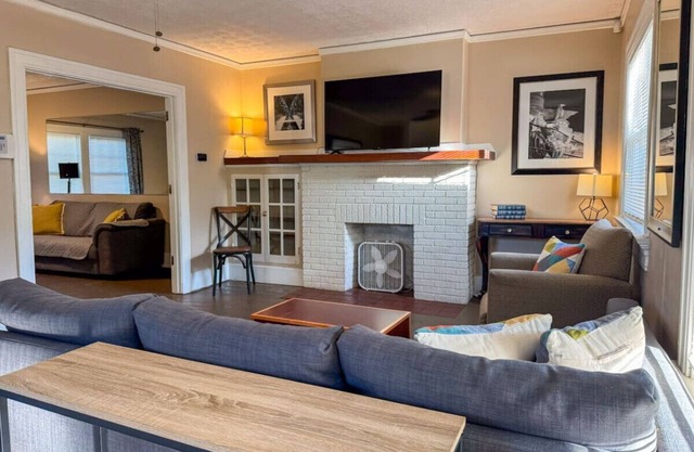 Spacious 3 Bedroom, Sleeps 12 w/ 7 Beds + Parking