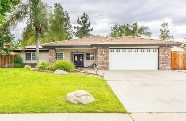 Spacious 3-bedroom house with pool in a peaceful area in Bakersfield.