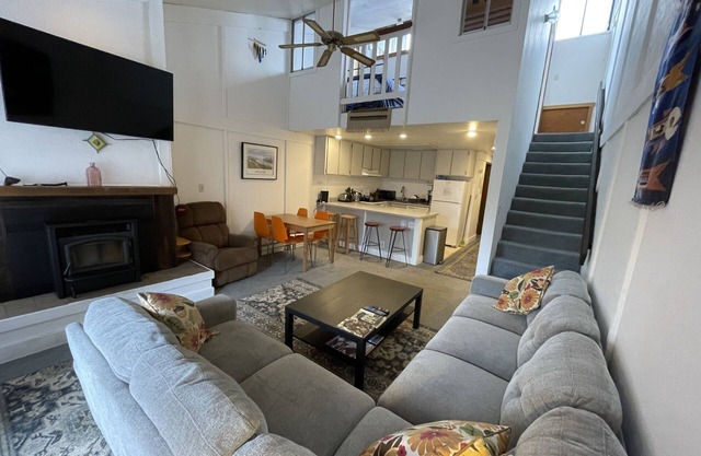 Spacious 3 bedroom Condo with Fireplace: Skiing, Biking, Mountains
