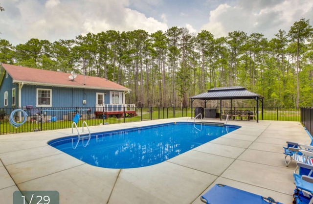 Spacious 3 bedroom house in Little River. WiFi, AC, pool near Cherry Grove beach