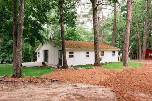 Spacious 3 Bedroom on Arbutus Lake