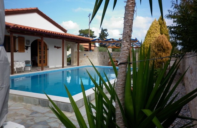 Spacious 3 becroom Villa with private pool, patio and roof terrace.