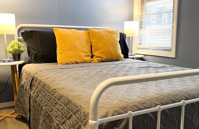 Spacious 3 Bedroom w/ 7 beds + Sleeps up to 10