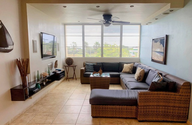 Spacious 3 bedrooms penthouse, 5 minutes away from Combate Beach.