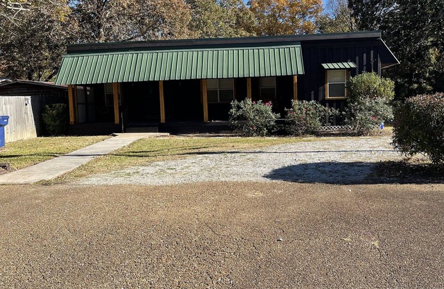 Spacious 3 br home with large covered deck