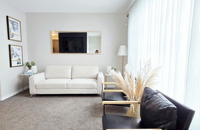 SPACIOUS 3 BR house wt AC 8min to YYC airport sleeps 10