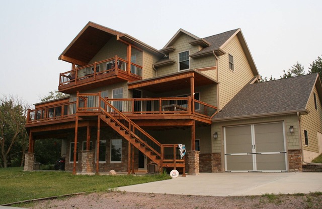 Récemment construit, spacieux 3 étages, maison familiale avec vue sur le lac.