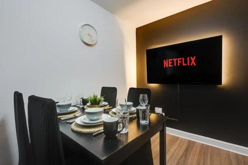 Spacious 3-Story House - Free Off Street Parking - Heaton Park - Sleeps 9
