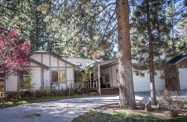 Spacious 3b 2b Sleeps 8 Fenced Yard, WiFi, Walk to Snow Summit