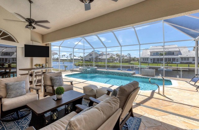 🥇 Spacious 3bd house with a dock and canal access (CH961)