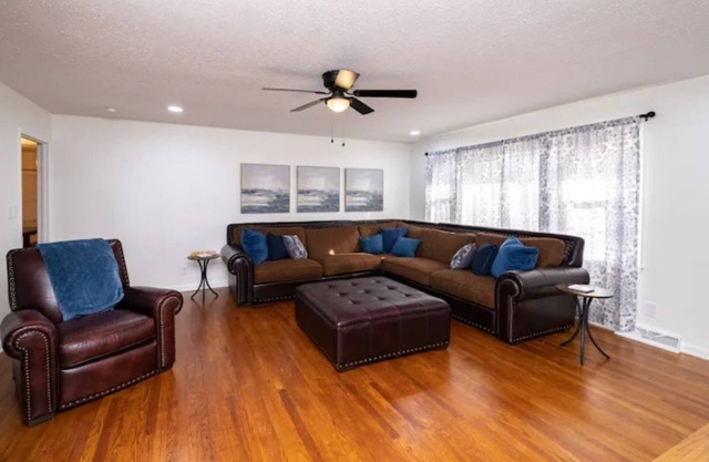 Spacious 3bd with king, 2 living areas and fenced yard