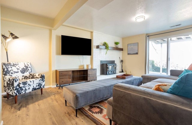 Spacious 3BR Basement Apt | Airport, Work, Ski