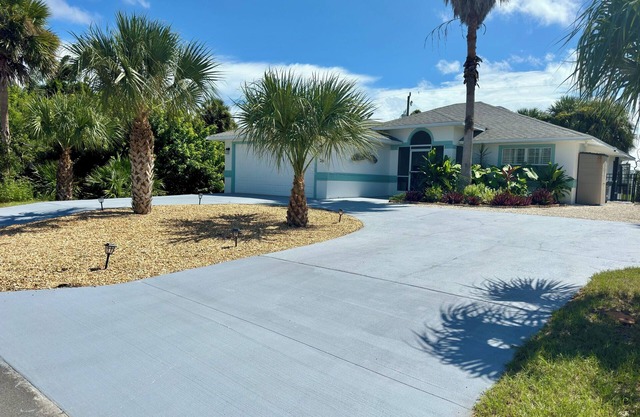 Beach Bungalow, 3-bd, 2-ba, Hot Tub & Dog Friendly.