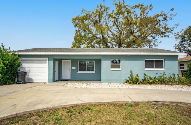 Spacious 3BR Gulfport Retreat 3 minutes to Beach Park!