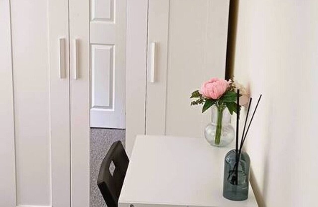 Spacious 3BR Home w. Garden & Parking | Sleeps 7 | Near Luton Airport