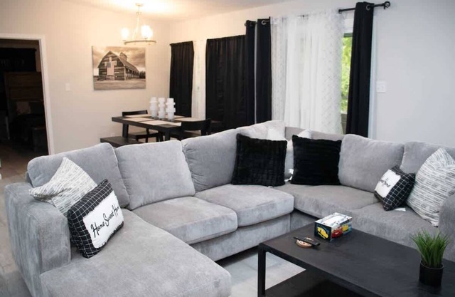 Spacious 3BR Home, River Views & Pet-Friendly