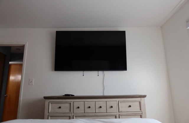 Spacious 3BR Home/Smart TVs, Stocked Kitchen & Family Comfort