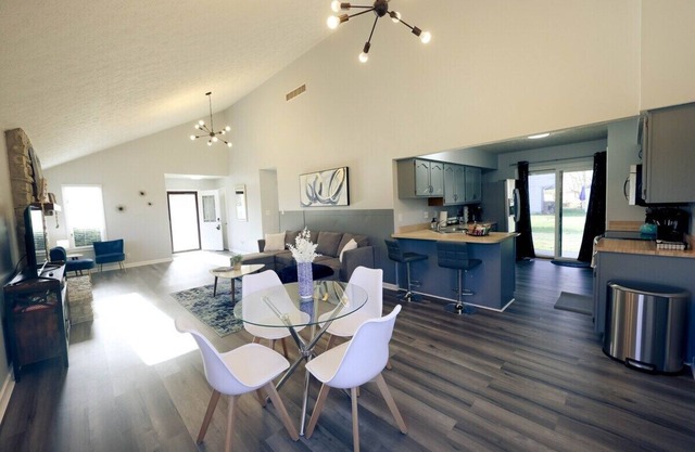 Spacious 3BR|King Bed |Airport |Deck*Grill*Firepit
