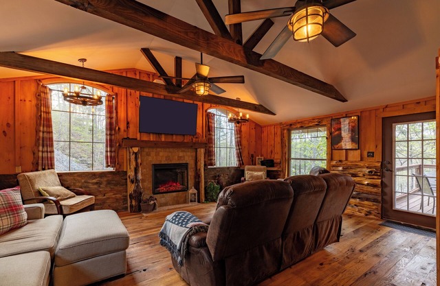 Lake Escape–Huge Deck, Lake View & Relaxing Vibes