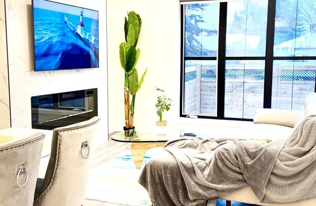 3 Story Luxury Cozy Sleek House. Pet Friendly!