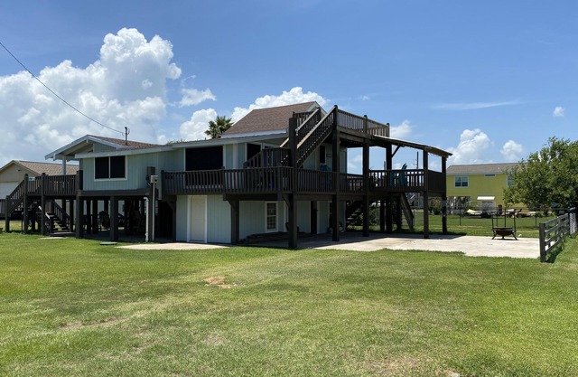 Spacious 4 bdr house w/ RV hookup, on beach access road