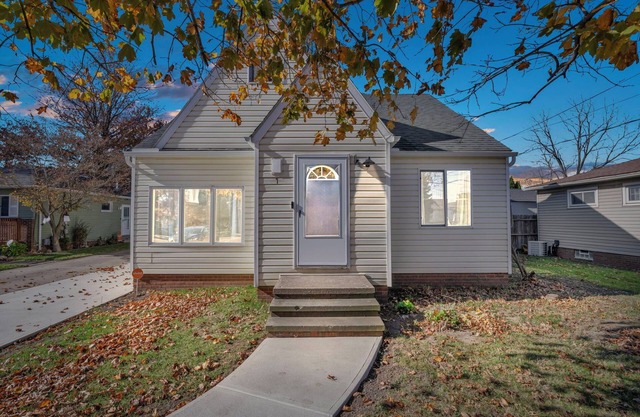 Spacious 4-bdrm house in Cleveland with Pool table, King Bed, and chefs kitchen