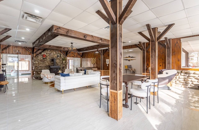 Spacious 4 Bdrm w/ Indoor Heated Pool+Sauna+Creek