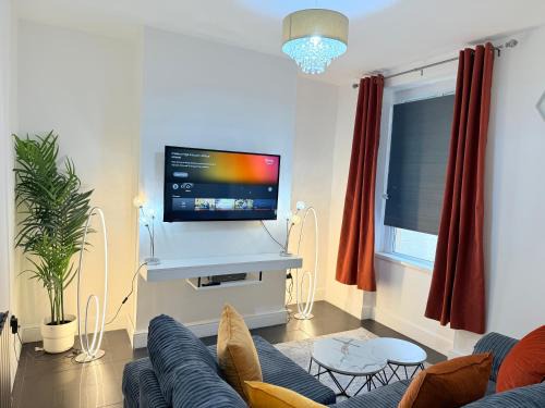 Spacious 4 Bed Cardiff House Near City Centre with Parking