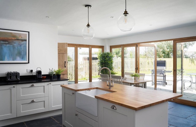 Spacious 4-Bed Cottage with Garden & Pet-Friendly