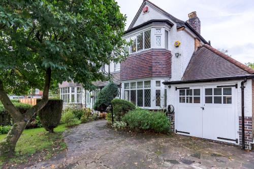 Spacious 4-Bed Family Home with Garden Parking Pass the Keys