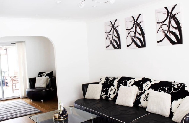 Spacious 4 Bed Home in Milton Keynes -free parking