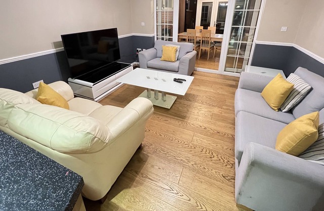 Spacious 4 Bed House sleeps 8