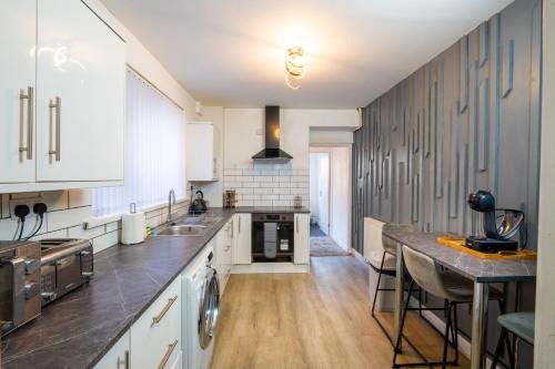 Spacious 4-Bed Home – Port Tennant